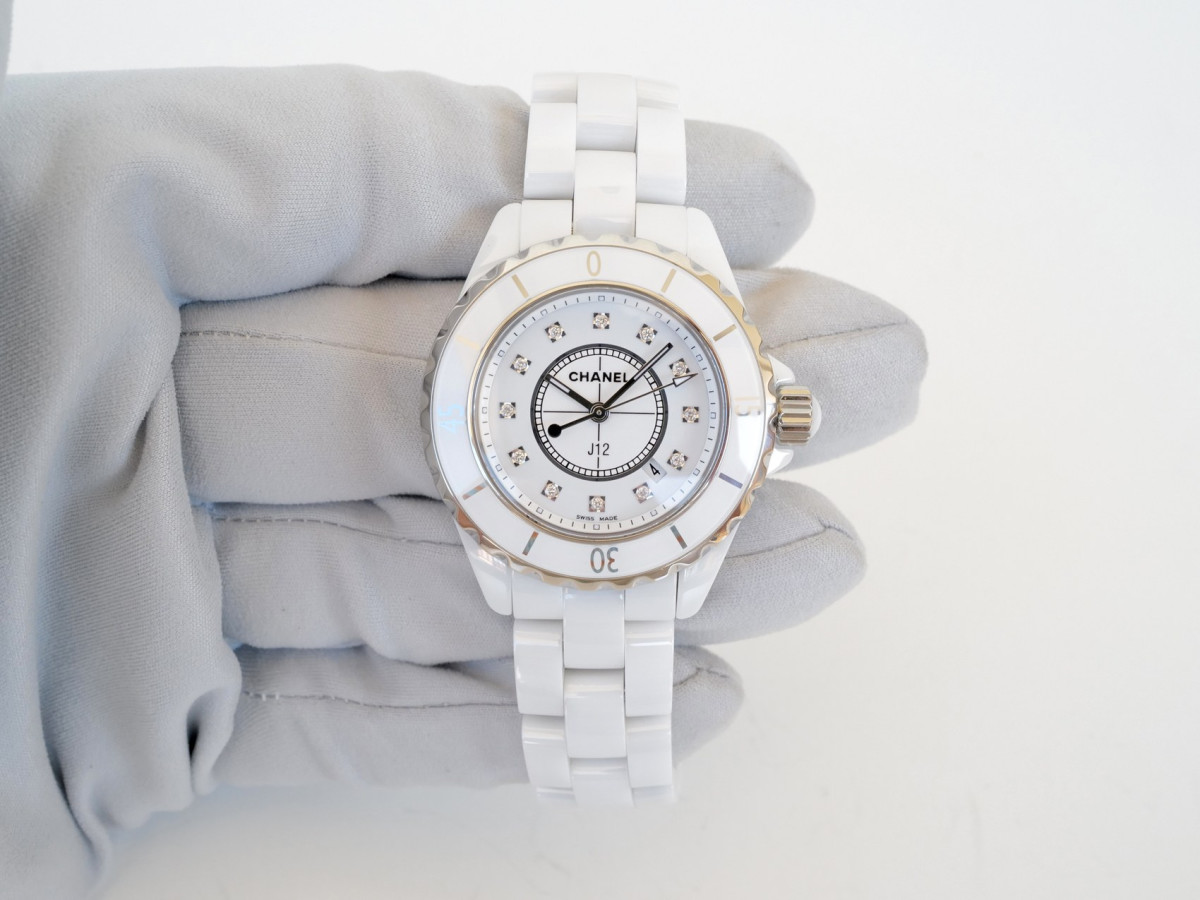 Швейцарские часы Chanel J12 Quartz White Ceramic Diamond Dial 33