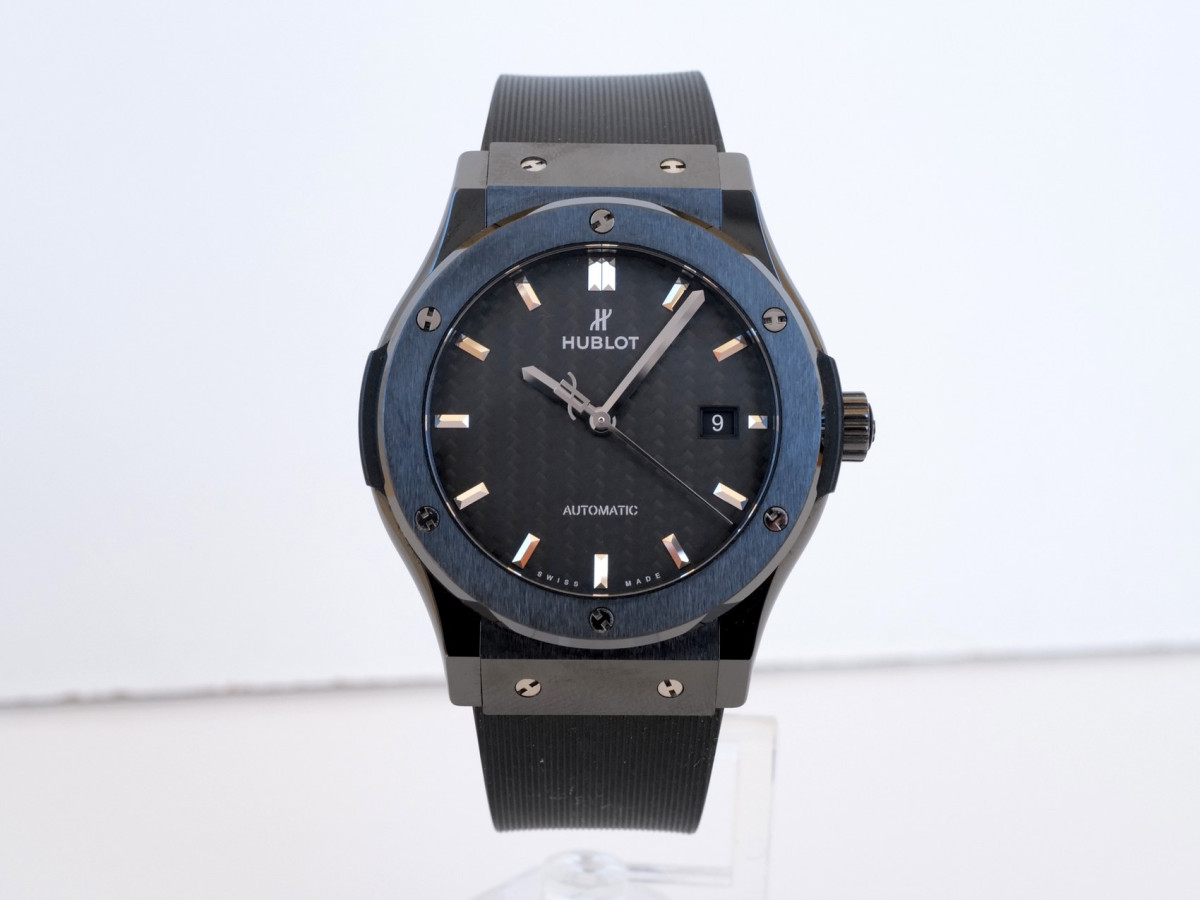 Швейцарские часы Hublot Classic Fusion Black Magic Carbon Fiber Dial 42