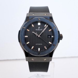 Швейцарские часы Hublot Classic Fusion Black Magic Carbon Fiber Dial 42