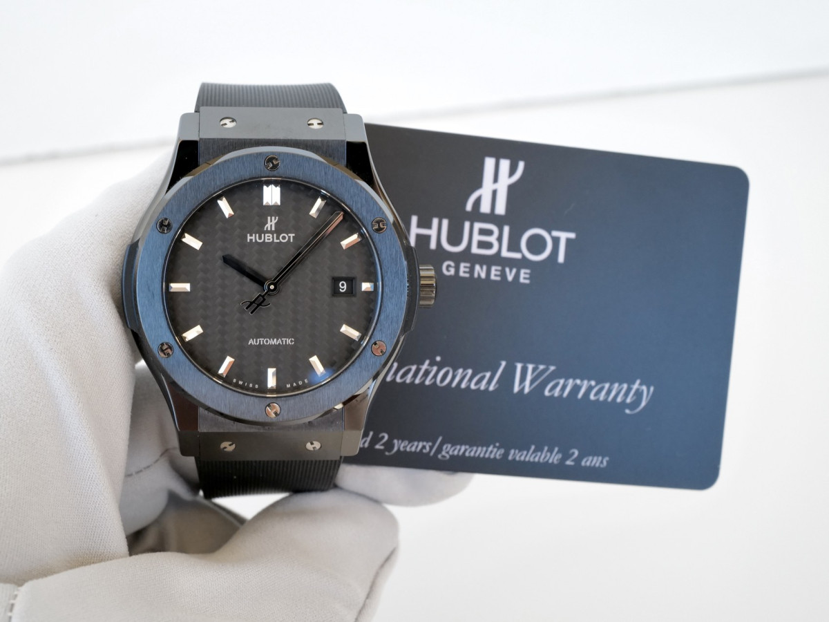 Швейцарские часы Hublot Classic Fusion Black Magic Carbon Fiber Dial 42