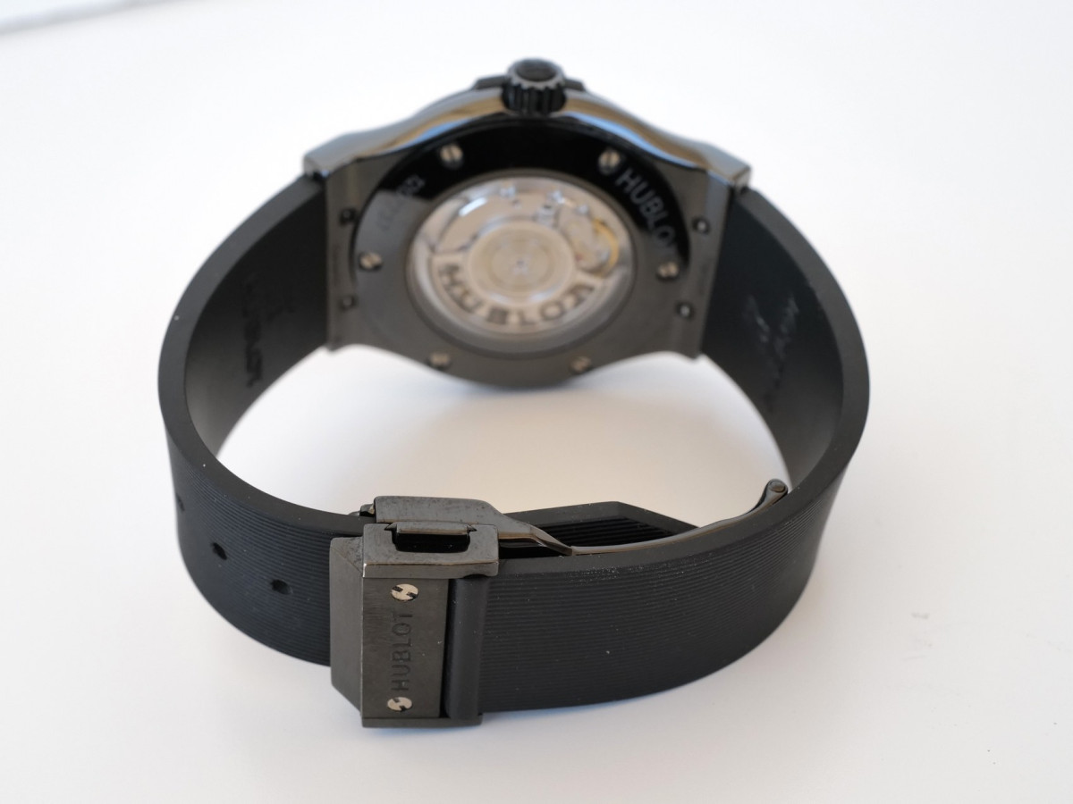 Швейцарские часы Hublot Classic Fusion Black Magic Carbon Fiber Dial 42