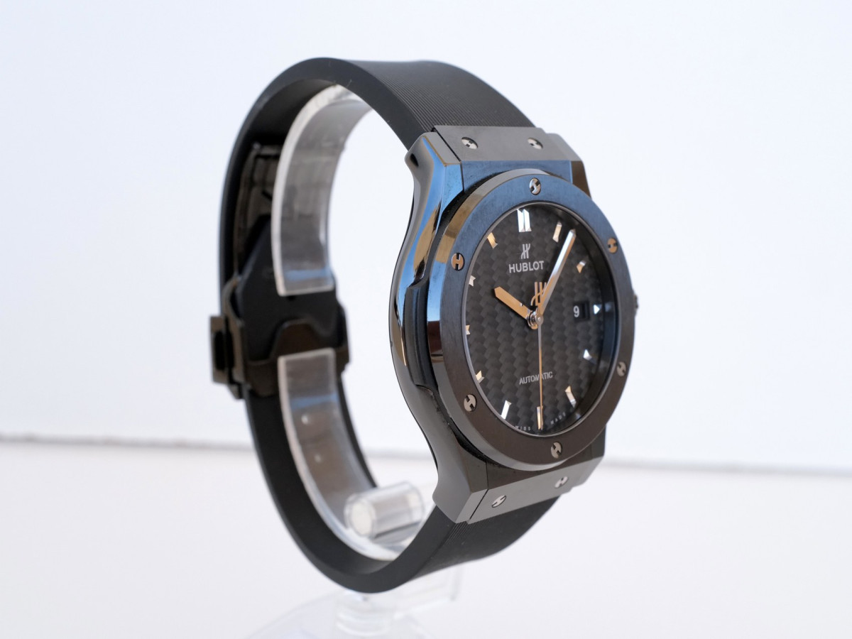 Швейцарские часы Hublot Classic Fusion Black Magic Carbon Fiber Dial 42