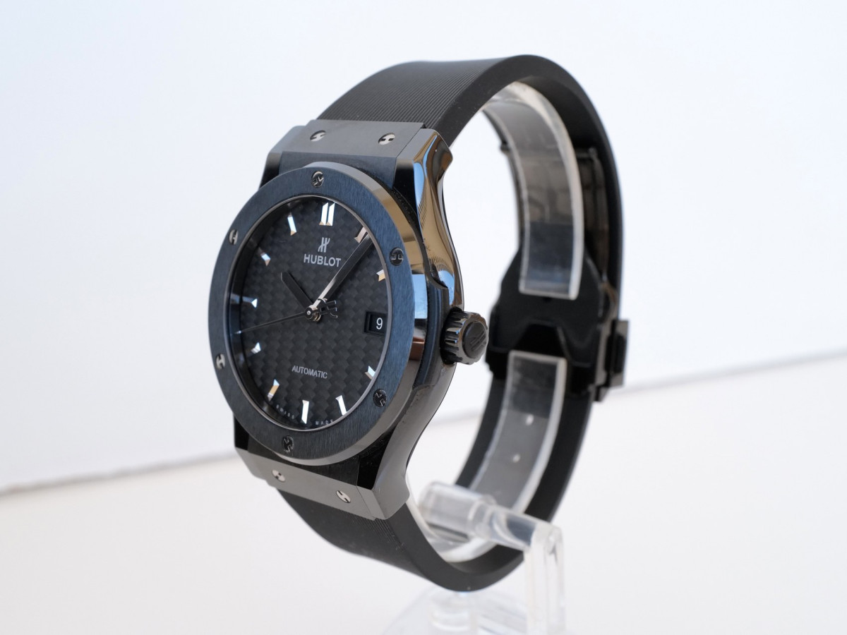 Швейцарские часы Hublot Classic Fusion Black Magic Carbon Fiber Dial 42