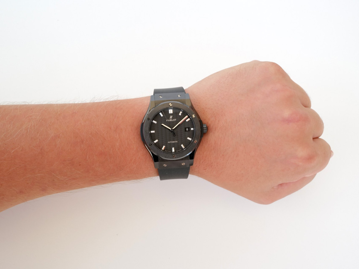 Швейцарские часы Hublot Classic Fusion Black Magic Carbon Fiber Dial 42