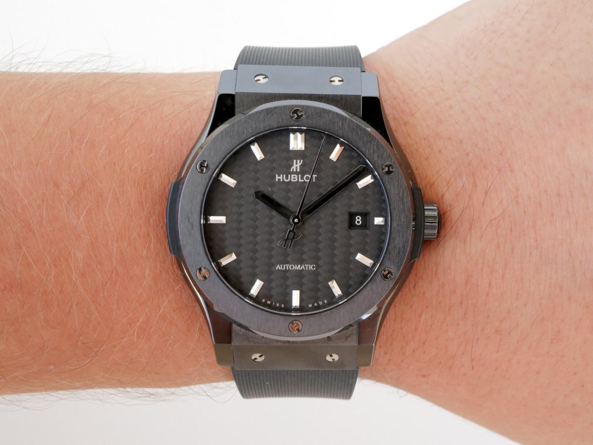 Швейцарские часы Hublot Classic Fusion Black Magic Carbon Fiber Dial 42