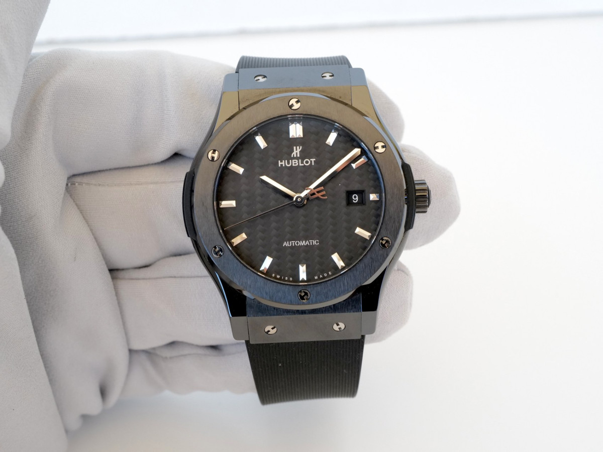 Швейцарские часы Hublot Classic Fusion Black Magic Carbon Fiber Dial 42