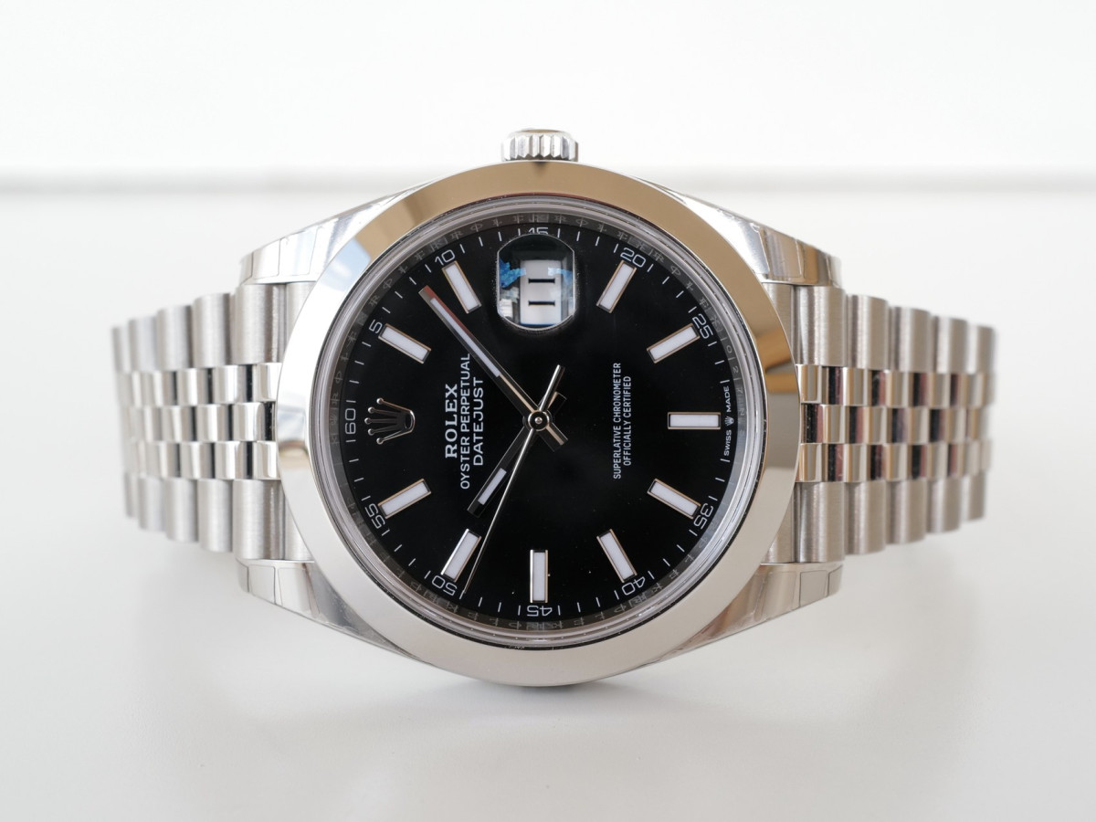 Швейцарський годинник Rolex Datejust 41 Black Dial Domed Bezel Jubilee Bracelet
