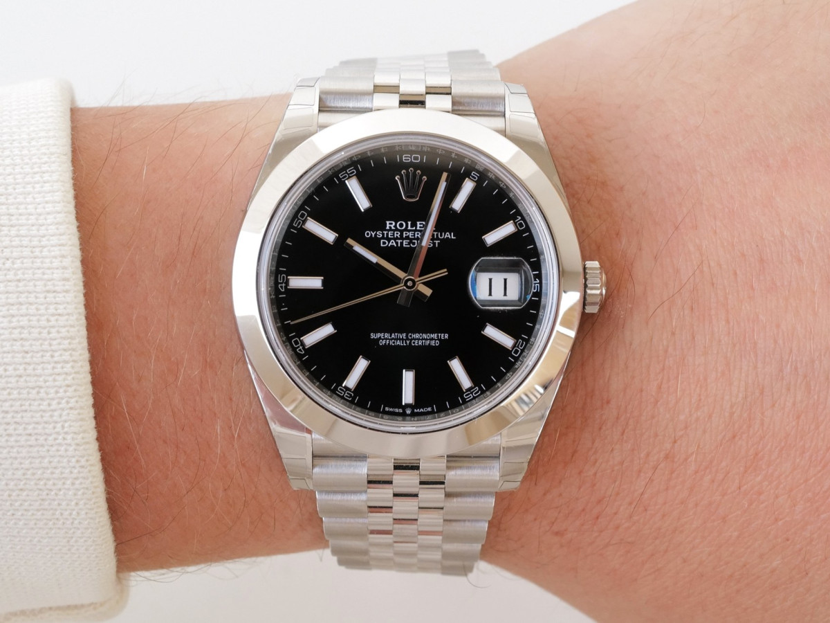 Швейцарський годинник Rolex Datejust 41 Black Dial Domed Bezel Jubilee Bracelet