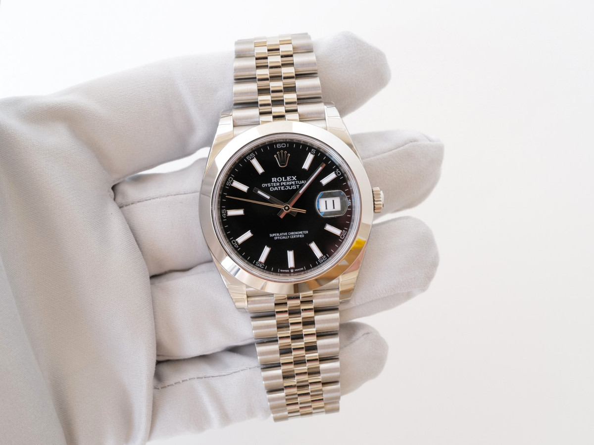 Швейцарський годинник Rolex Datejust 41 Black Dial Domed Bezel Jubilee Bracelet