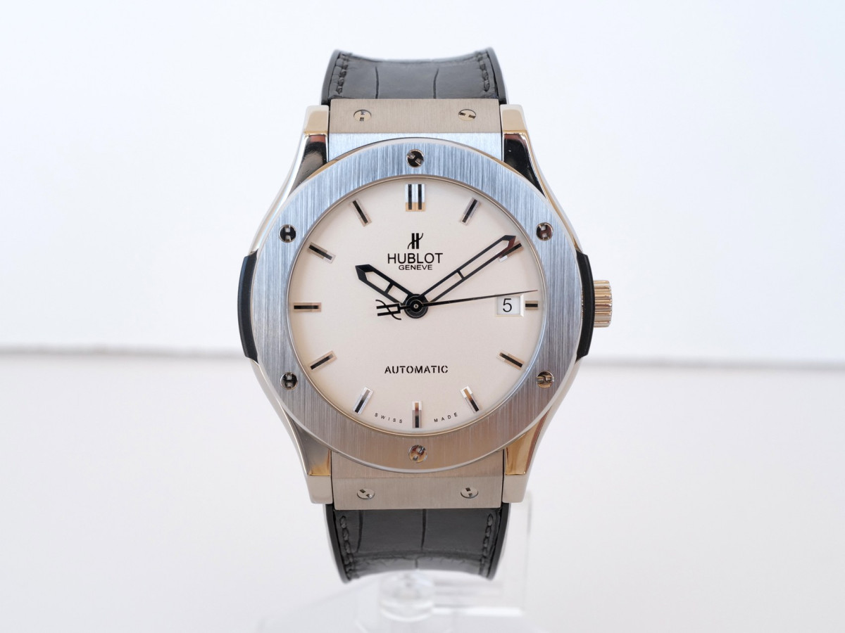 Швейцарские часы Hublot Classic Fusion Titanium Opalin 45