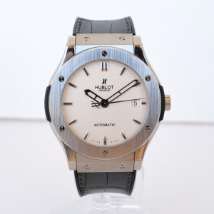 Швейцарские часы Hublot Classic Fusion Titanium Opalin 45