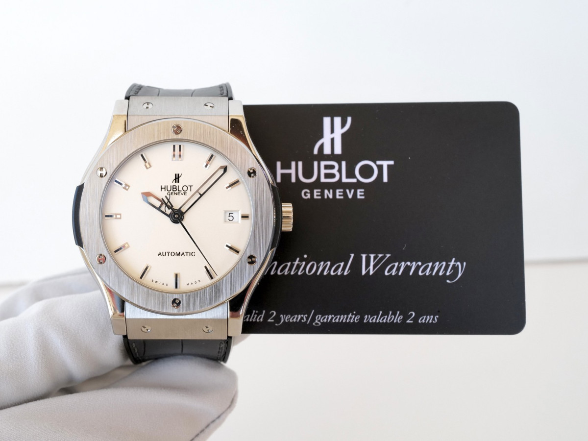 Швейцарские часы Hublot Classic Fusion Titanium Opalin 45