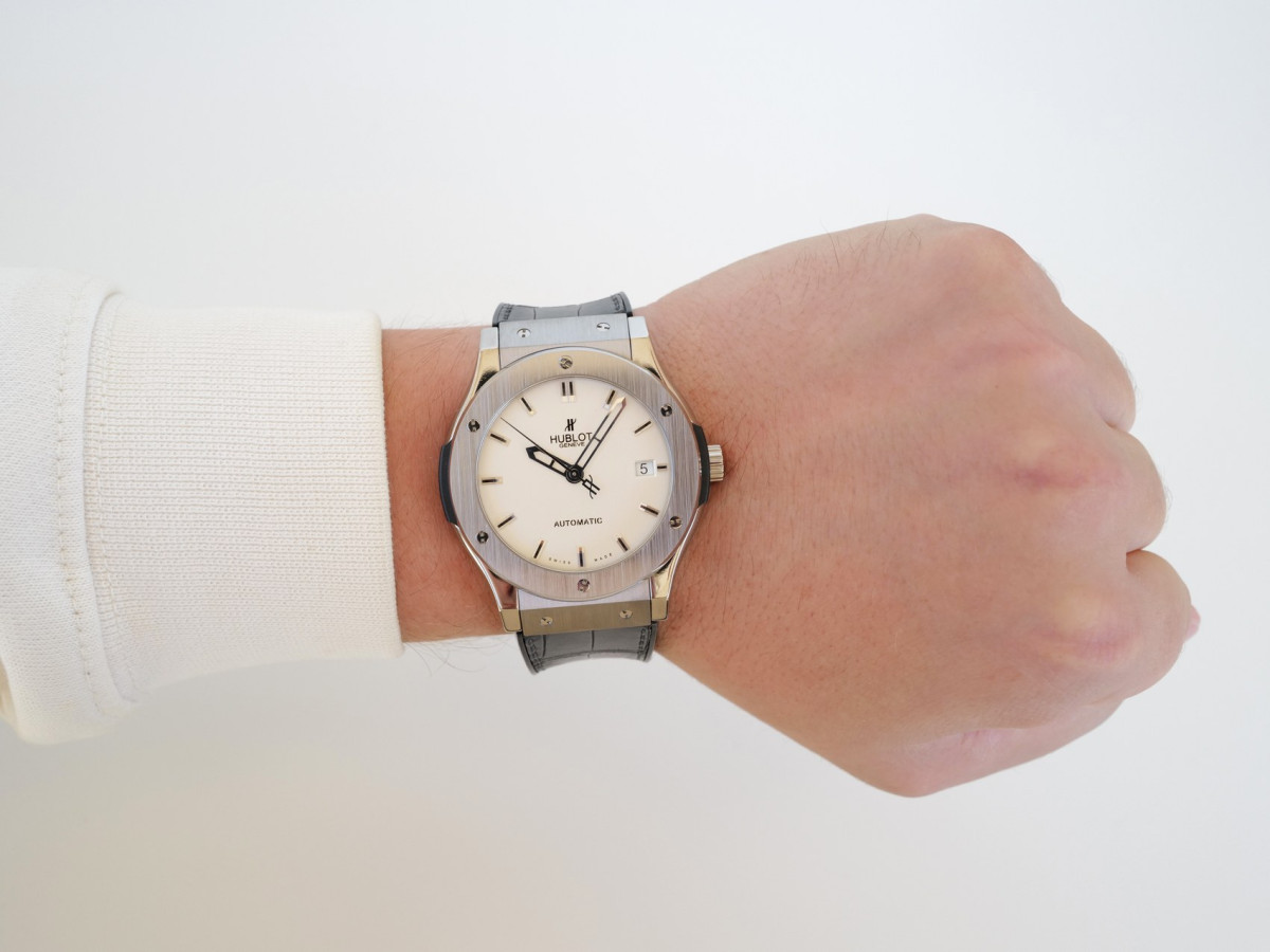 Швейцарские часы Hublot Classic Fusion Titanium Opalin 45