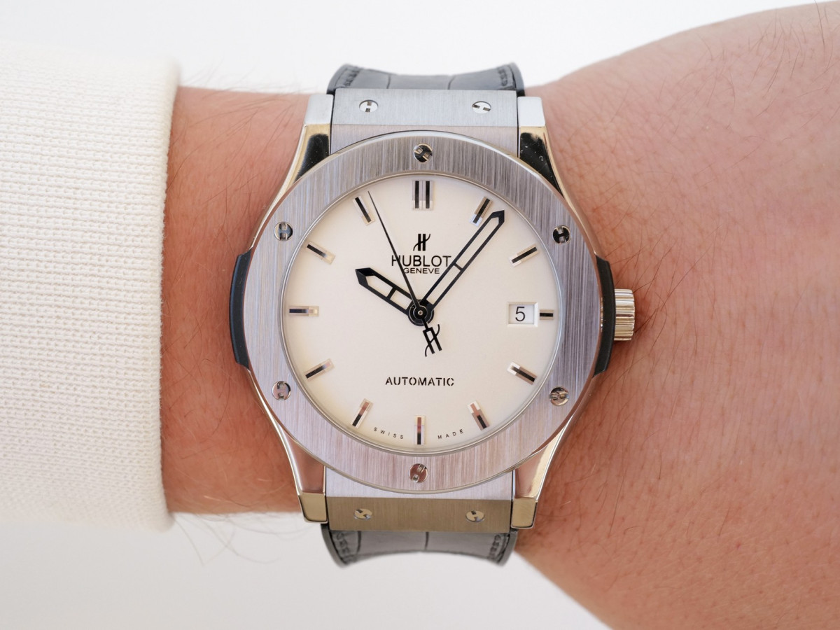 Швейцарские часы Hublot Classic Fusion Titanium Opalin 45