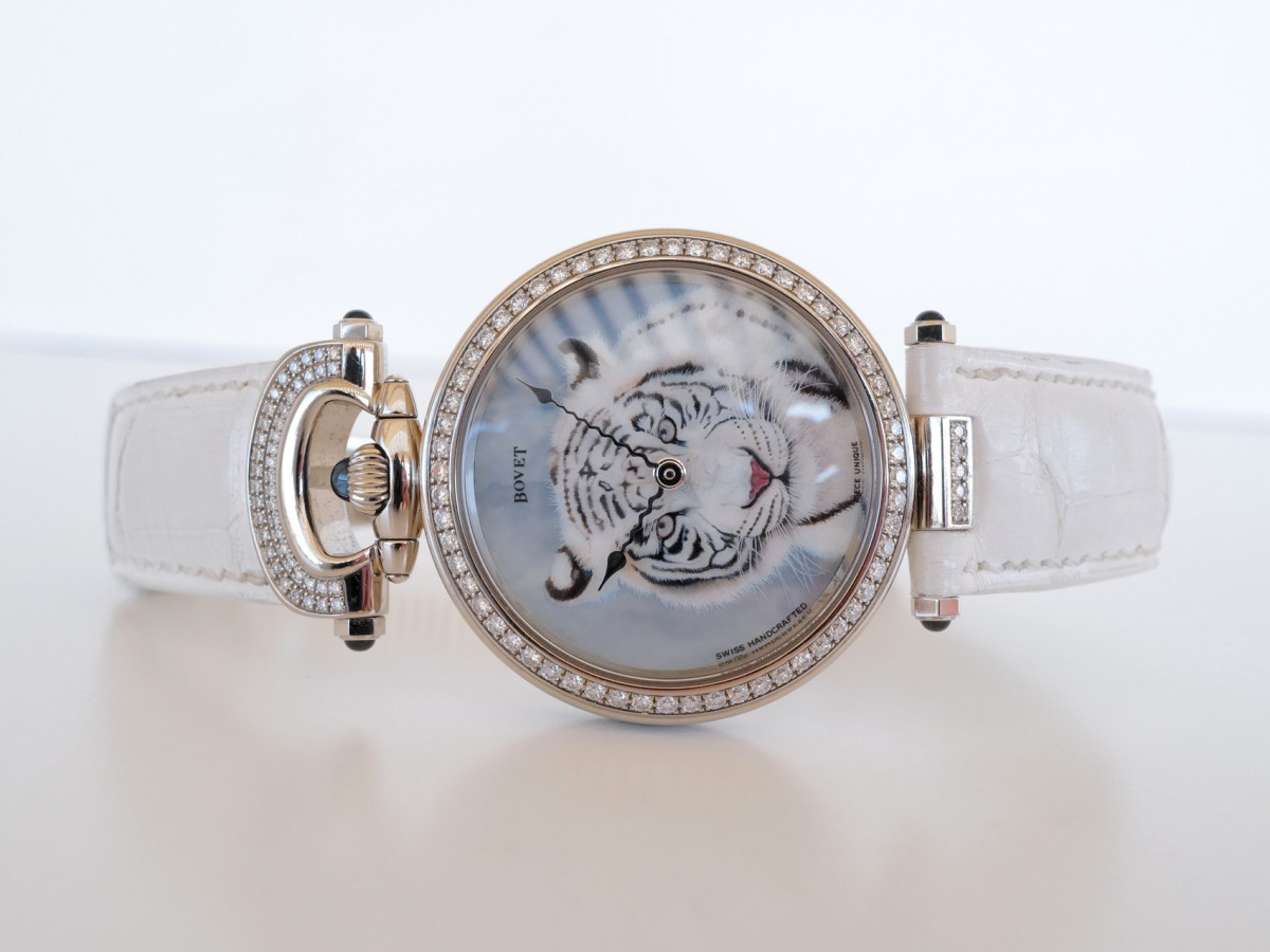 Швейцарские часы Bovet Amadeo Fleurier Handcrafted 18K White Gold Diamond Set MOP Tiger Dial