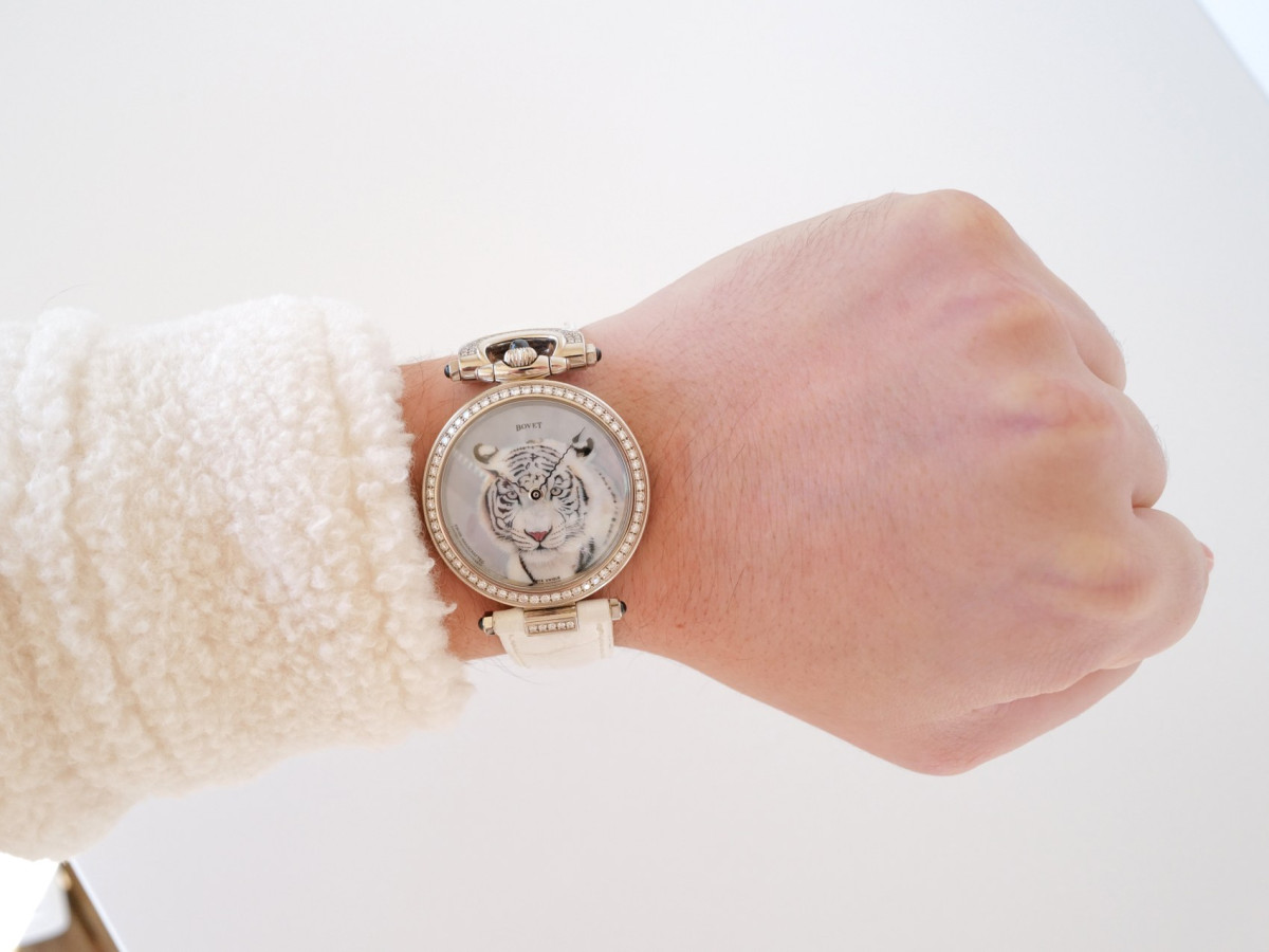 Швейцарские часы Bovet Amadeo Fleurier Handcrafted 18K White Gold Diamond Set MOP Tiger Dial