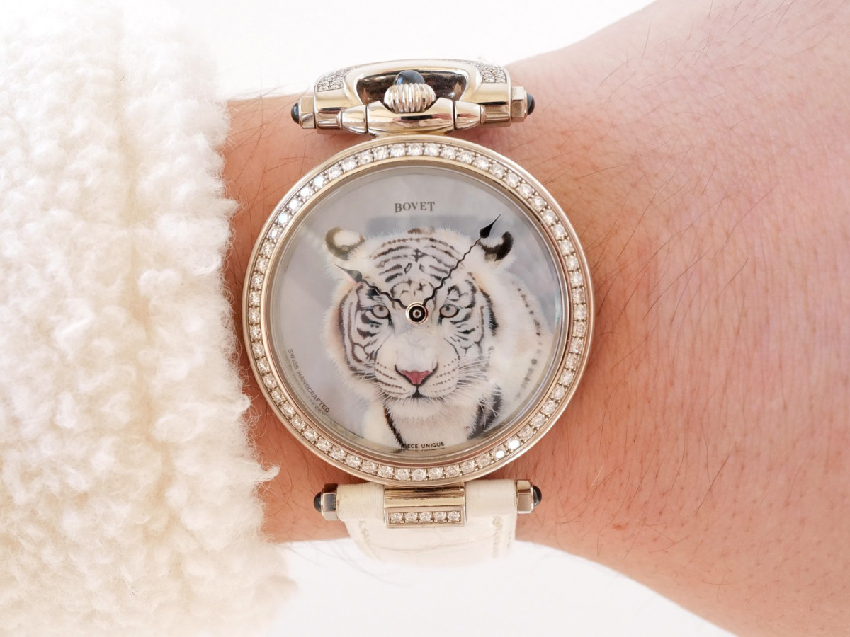 Швейцарские часы Bovet Amadeo Fleurier Handcrafted 18K White Gold Diamond Set MOP Tiger Dial