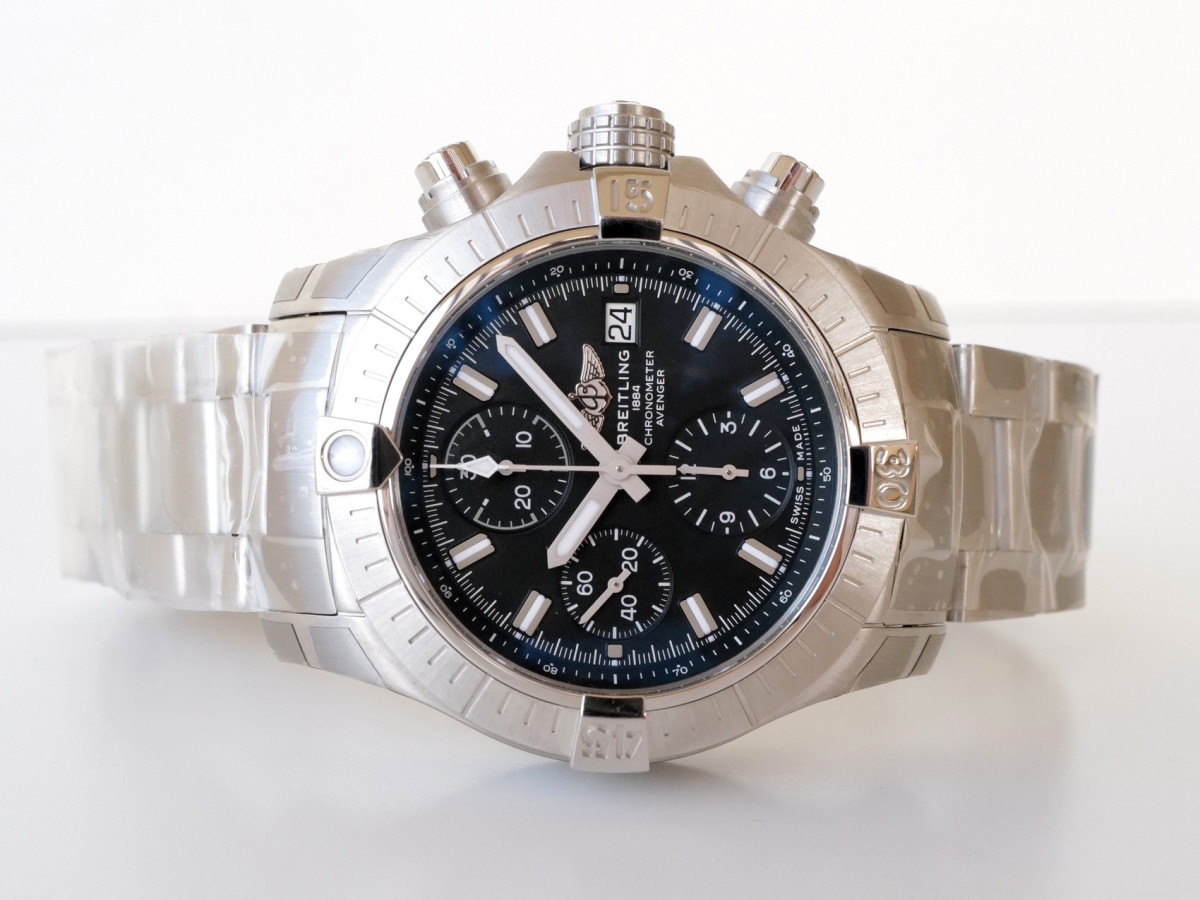 Швейцарський годинник Breitling Avenger Chronograph 43