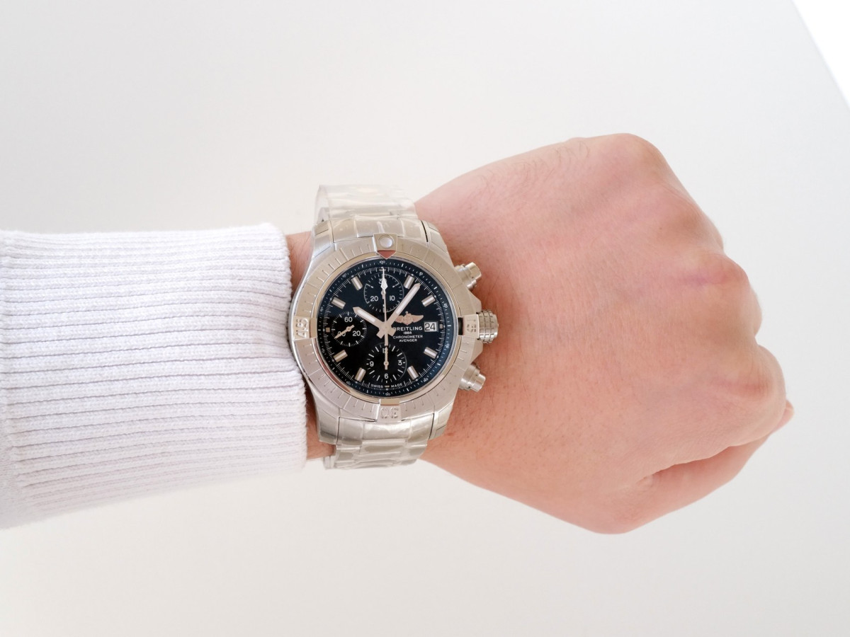 Швейцарський годинник Breitling Avenger Chronograph 43