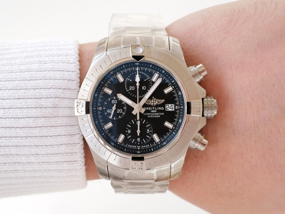 Швейцарський годинник Breitling Avenger Chronograph 43