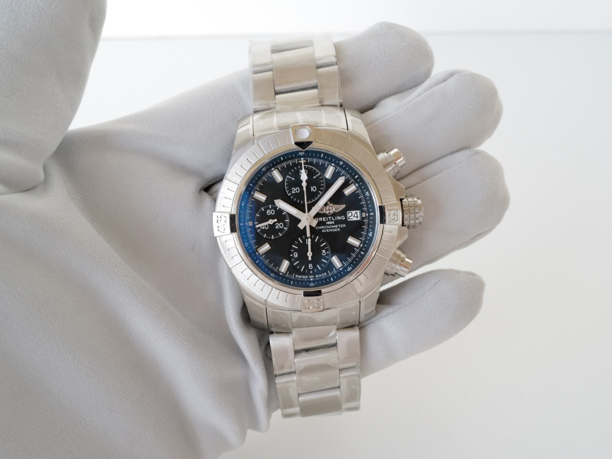 Швейцарський годинник Breitling Avenger Chronograph 43