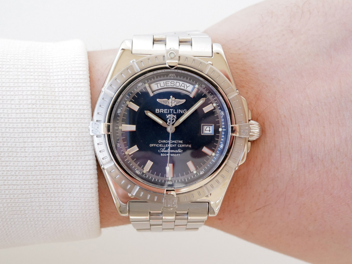 Швейцарський годинник Breitling Headwind Day-Date Blue Dial 44