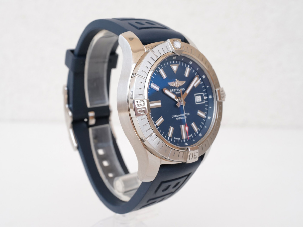 Швейцарские часы Breitling Avenger Automatic 43 Blue Dial