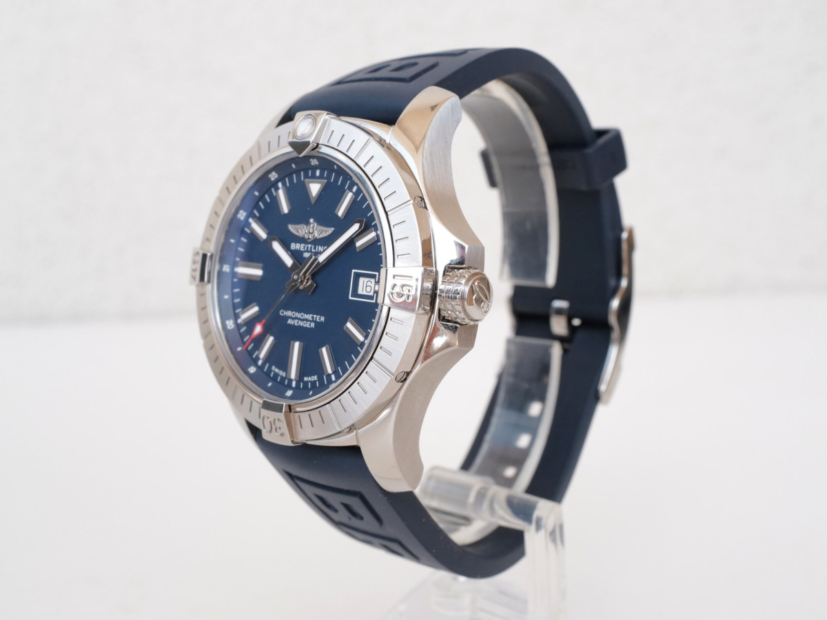 Швейцарские часы Breitling Avenger Automatic 43 Blue Dial