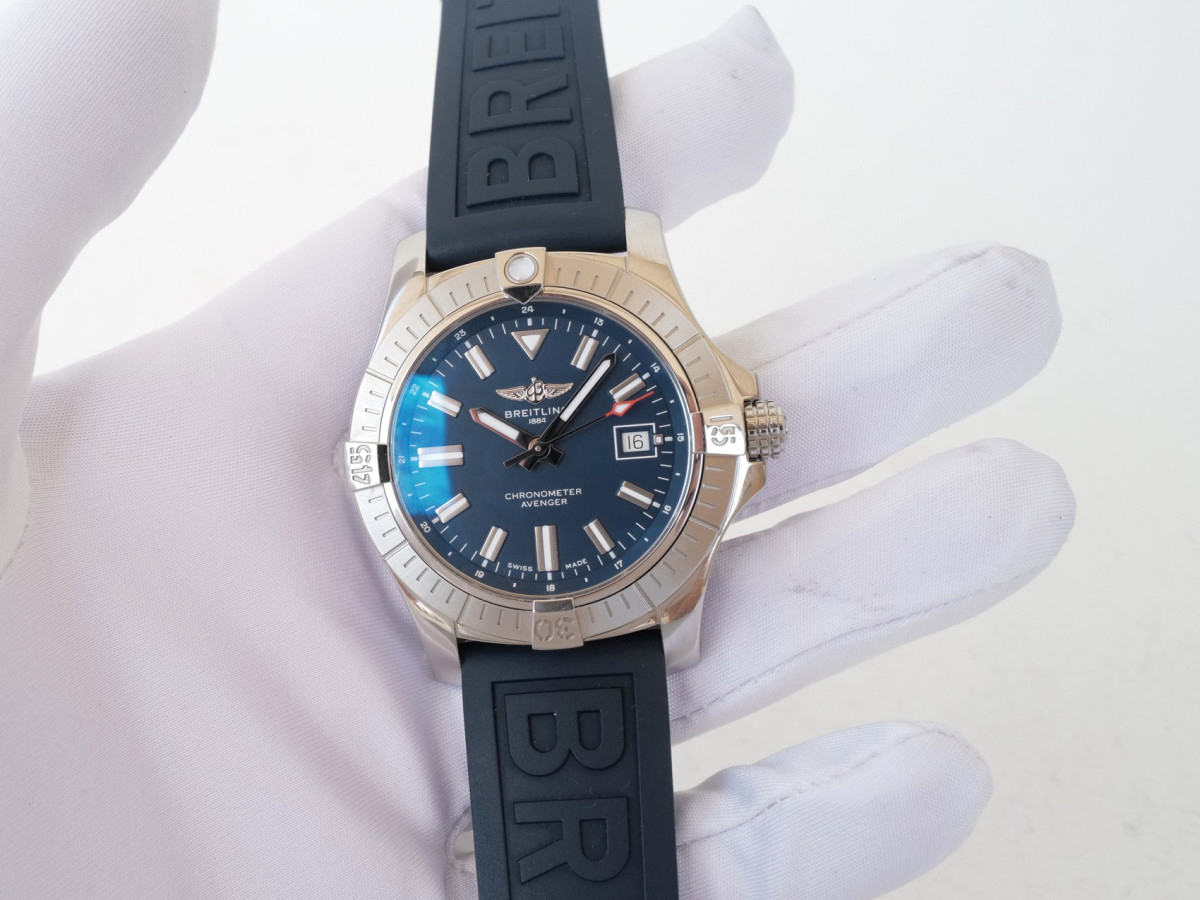 Швейцарские часы Breitling Avenger Automatic 43 Blue Dial