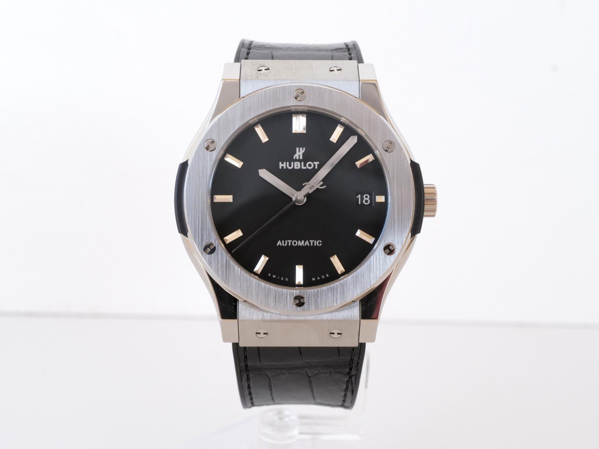 Швейцарские часы Hublot Classic Fusion Automatic Titanium Black Dial 45