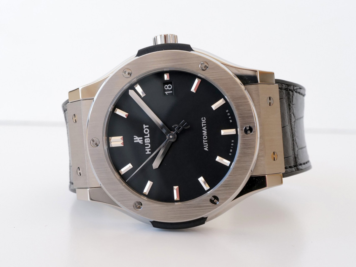 Швейцарские часы Hublot Classic Fusion Automatic Titanium Black Dial 45