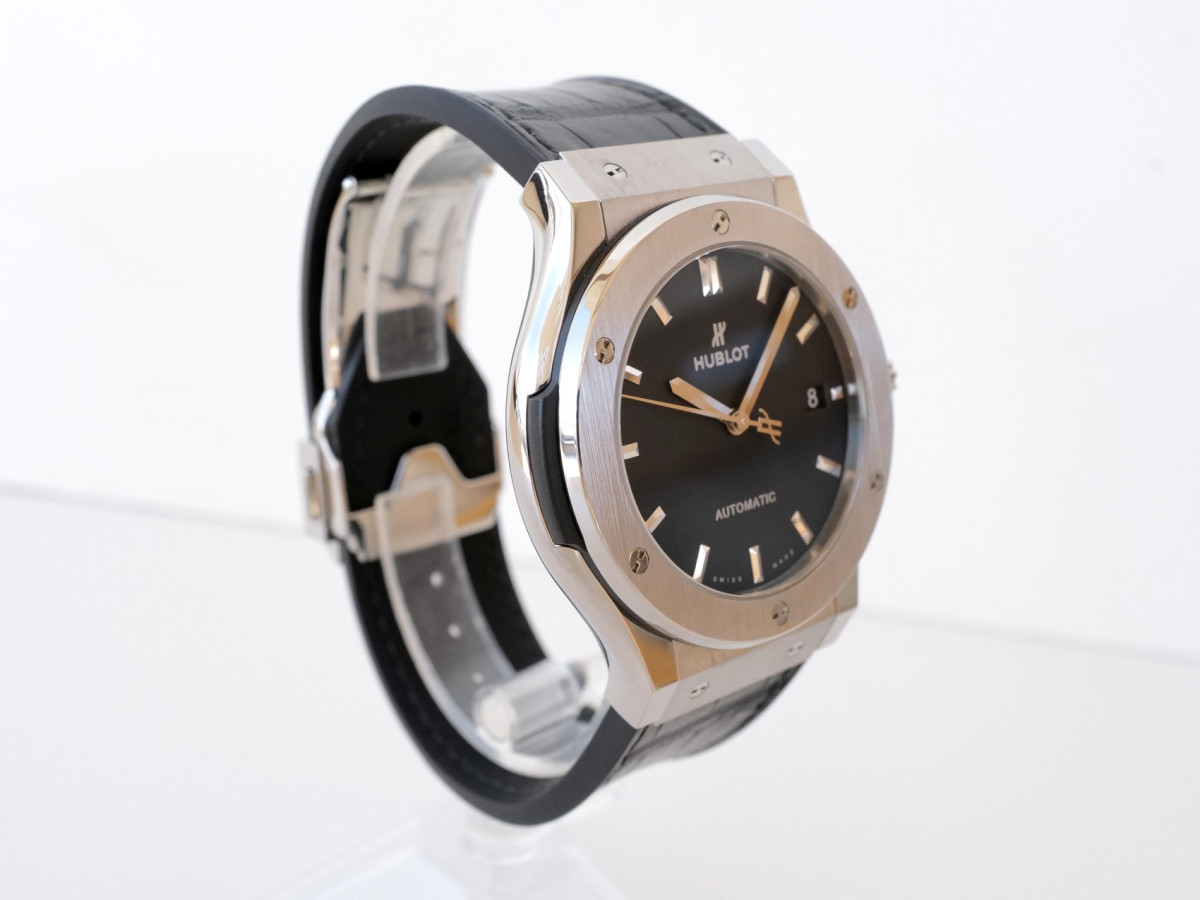 Швейцарские часы Hublot Classic Fusion Automatic Titanium Black Dial 45