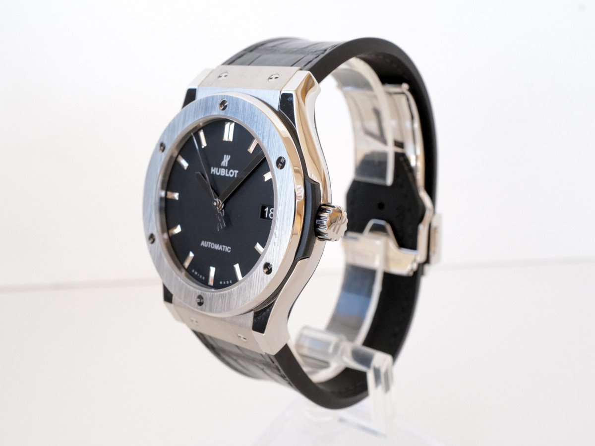Швейцарские часы Hublot Classic Fusion Automatic Titanium Black Dial 45