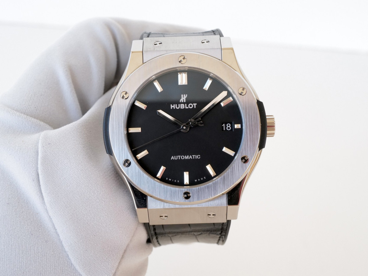 Швейцарские часы Hublot Classic Fusion Automatic Titanium Black Dial 45