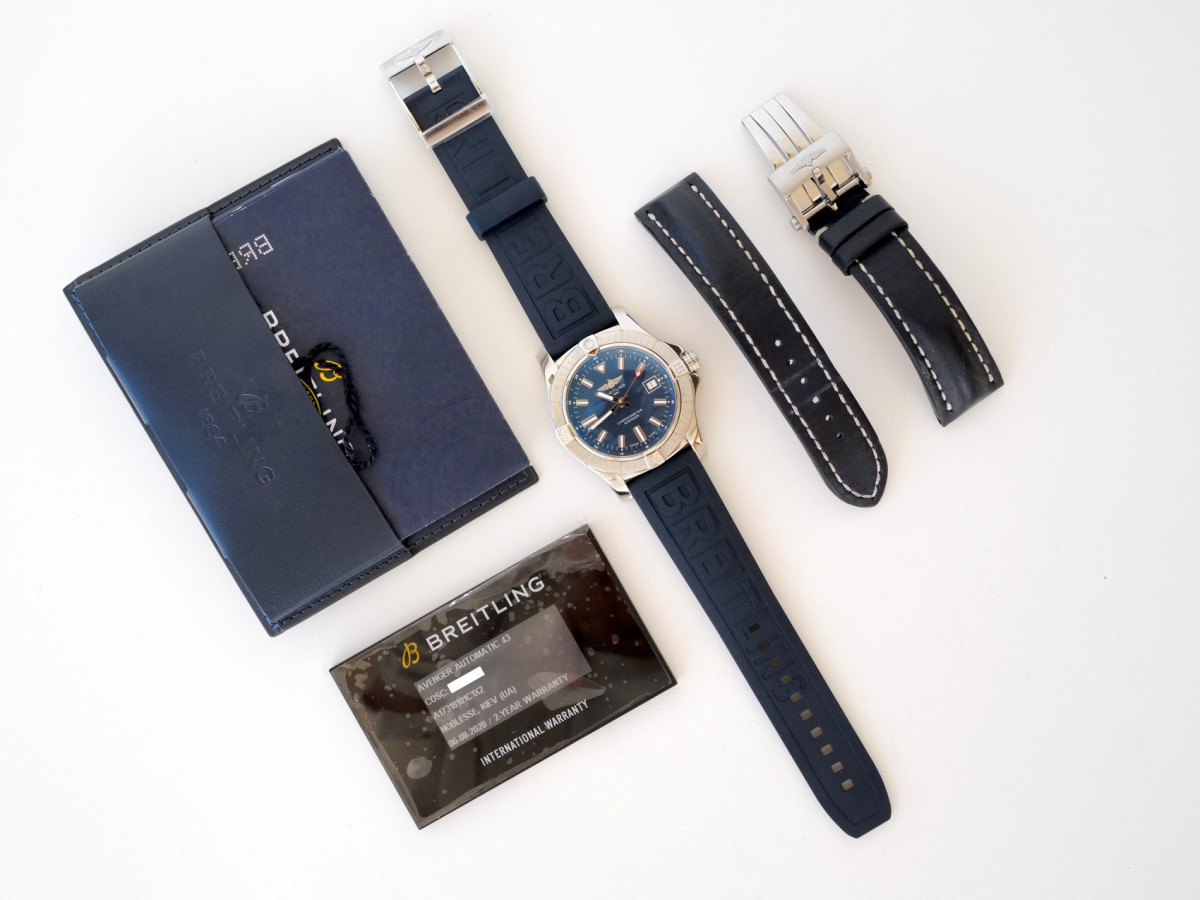 Swiss watch Breitling Avenger Automatic 43 Blue Dial