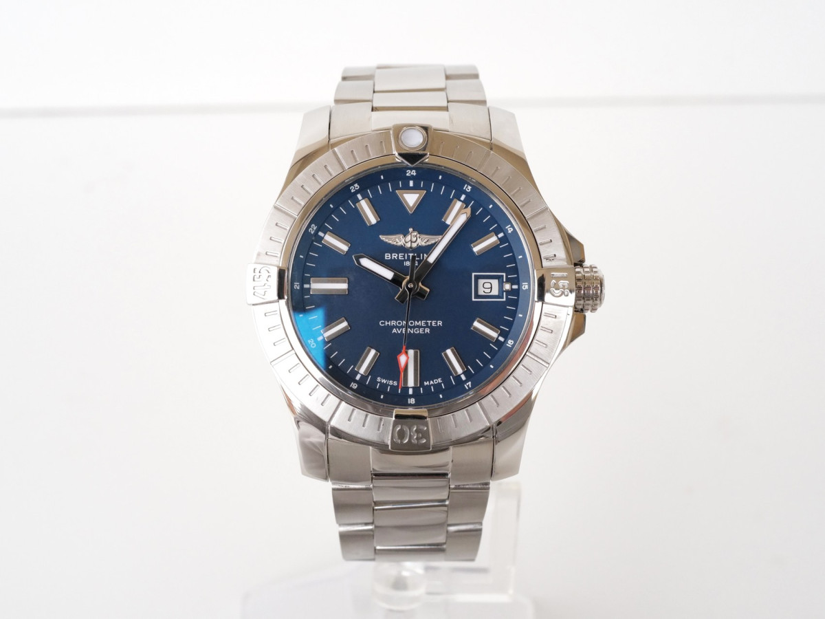 Швейцарський годинник Breitling Avenger Automatic Blue Dial 43