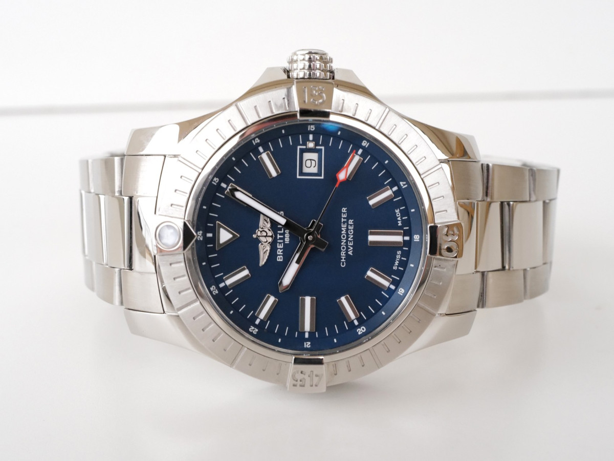 Швейцарський годинник Breitling Avenger Automatic Blue Dial 43