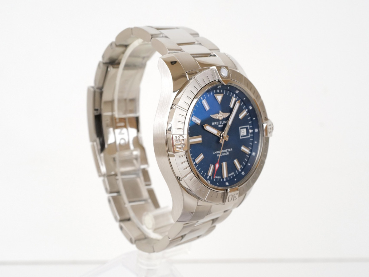 Швейцарський годинник Breitling Avenger Automatic Blue Dial 43