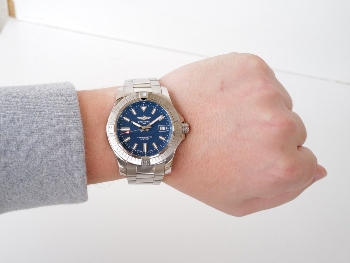 Швейцарський годинник Breitling Avenger Automatic Blue Dial 43