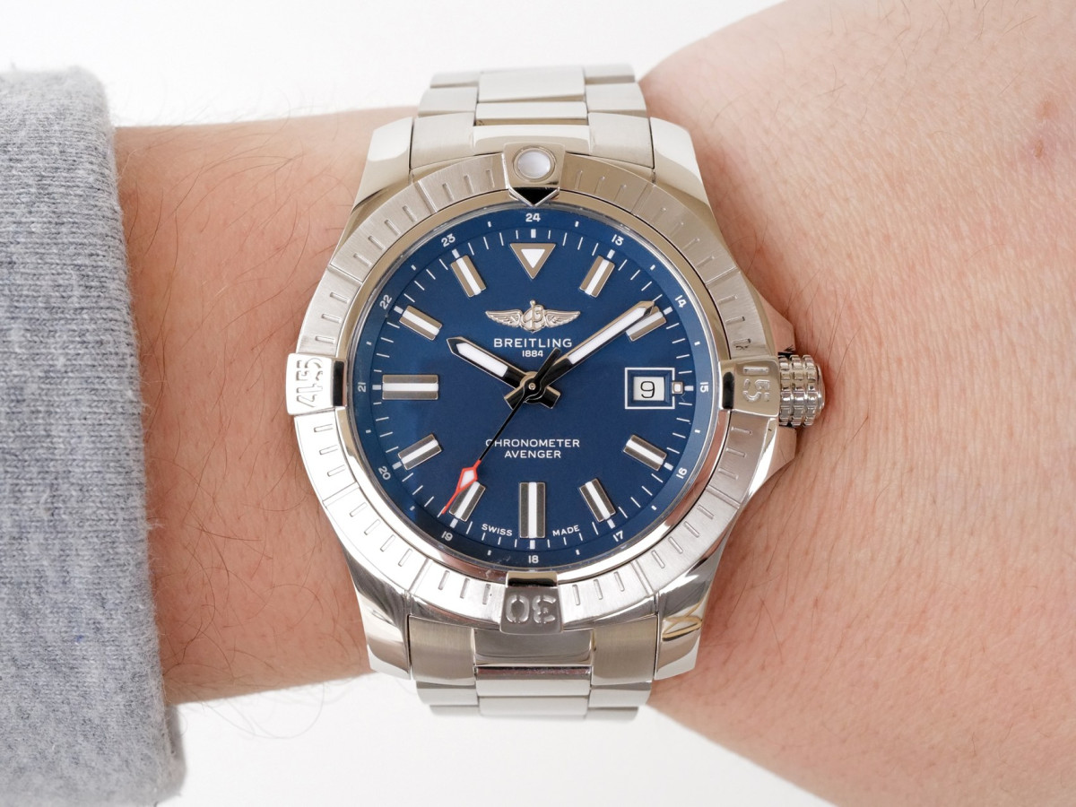 Швейцарський годинник Breitling Avenger Automatic Blue Dial 43