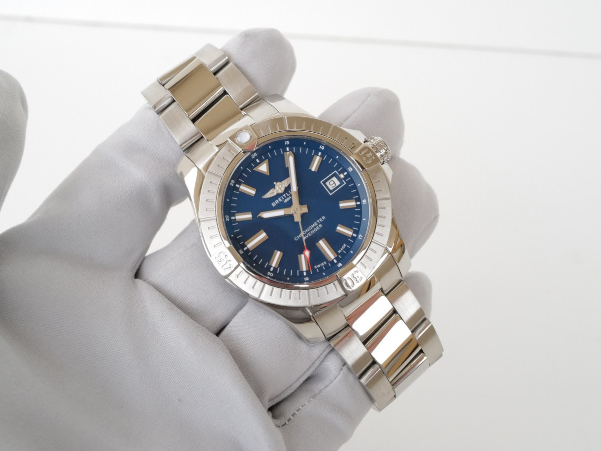 Швейцарський годинник Breitling Avenger Automatic Blue Dial 43