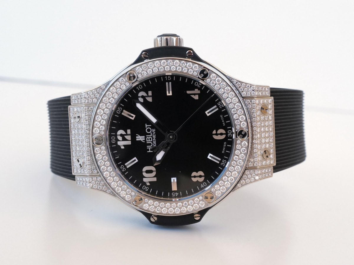 Швейцарские часы Hublot Big Bang Quartz Diamonds Black Dial 38