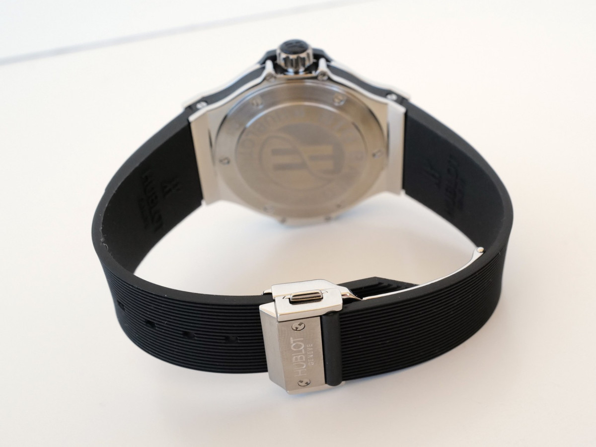 Швейцарские часы Hublot Big Bang Quartz Diamonds Black Dial 38