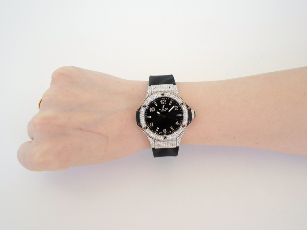 Швейцарские часы Hublot Big Bang Quartz Diamonds Black Dial 38