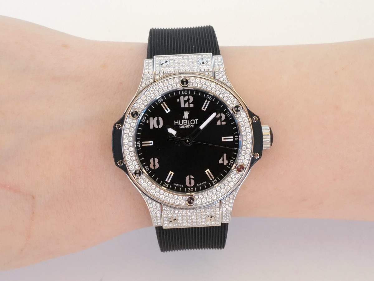 Швейцарские часы Hublot Big Bang Quartz Diamonds Black Dial 38