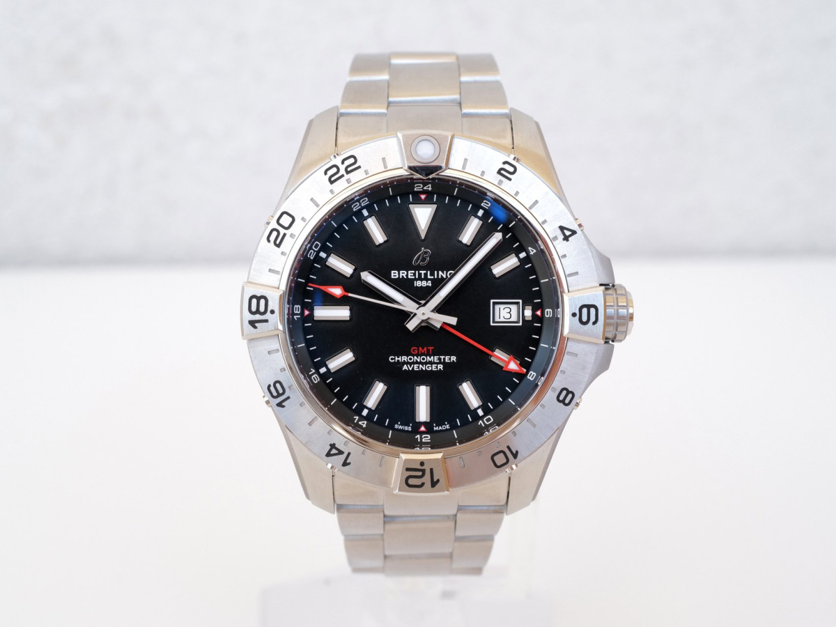 Швейцарские часы Breitling Avenger Automatic GMT 44 Black Dial