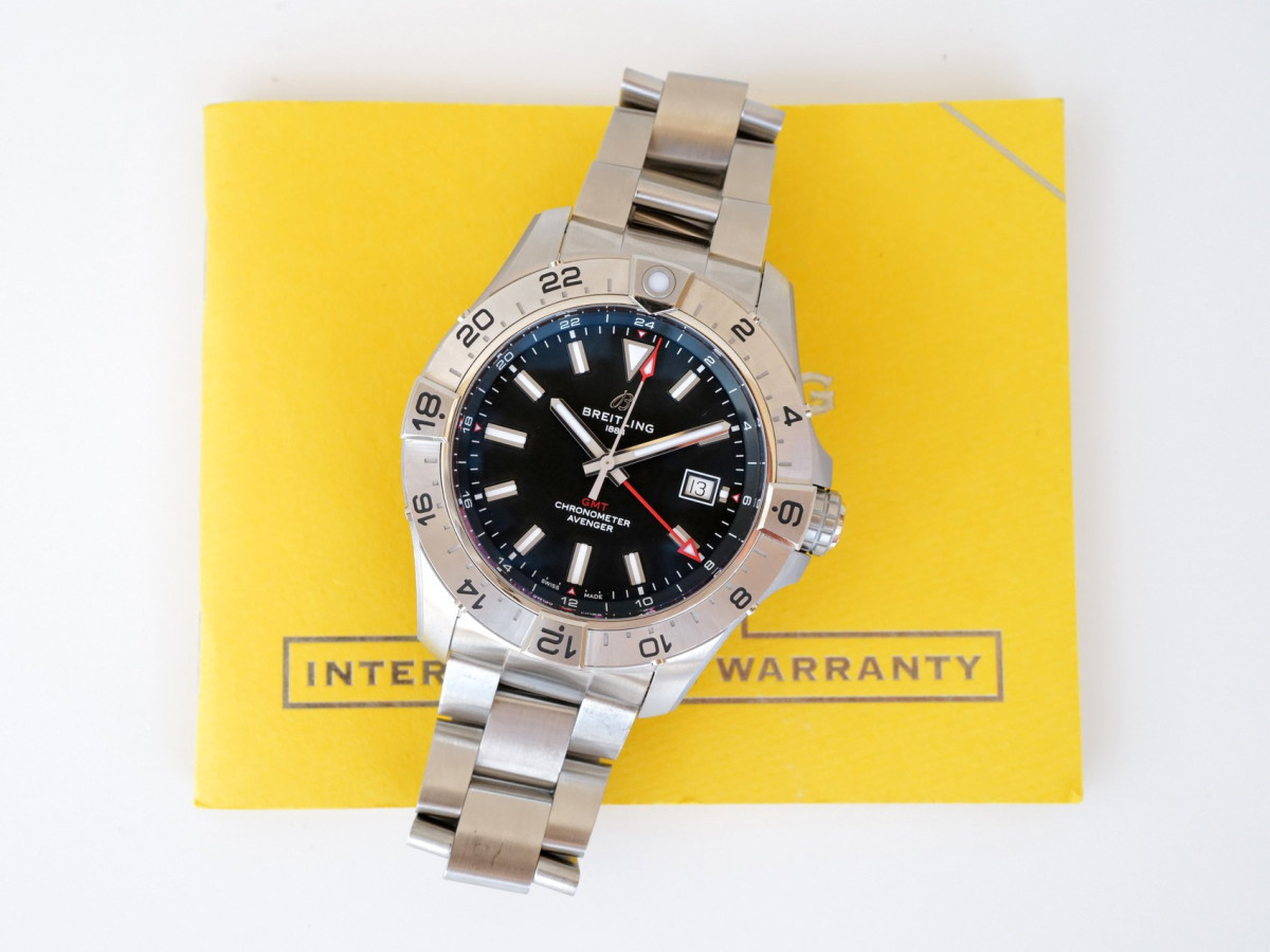 Швейцарские часы Breitling Avenger Automatic GMT 44 Black Dial