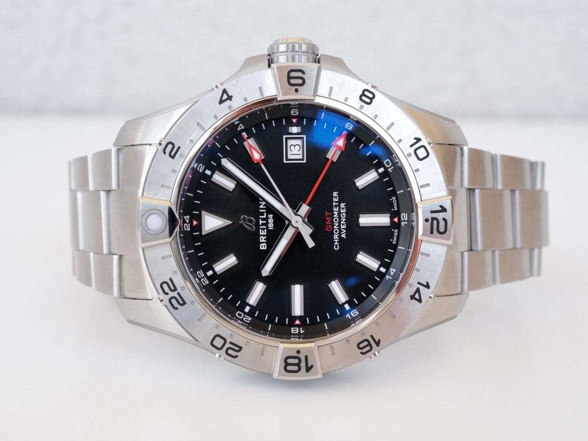 Швейцарские часы Breitling Avenger Automatic GMT 44 Black Dial
