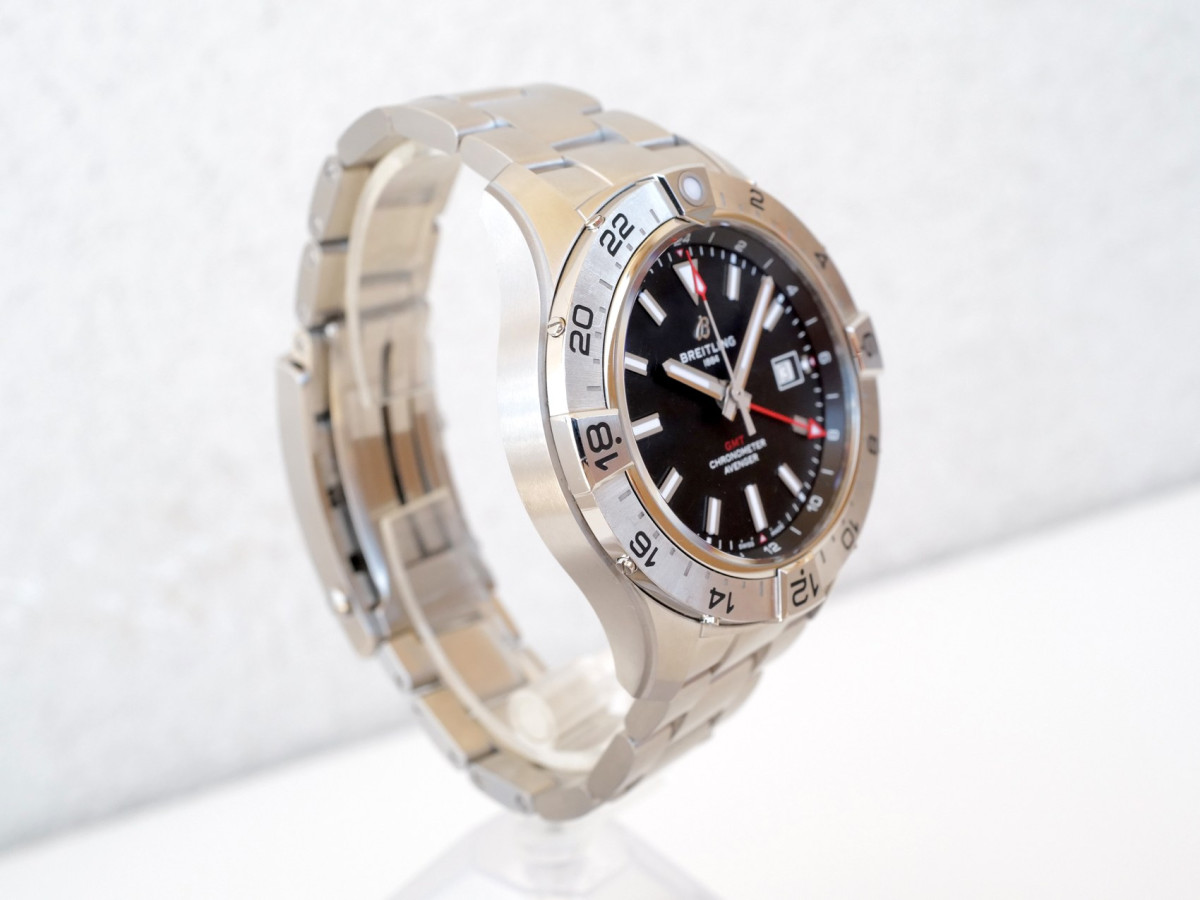 Швейцарские часы Breitling Avenger Automatic GMT 44 Black Dial