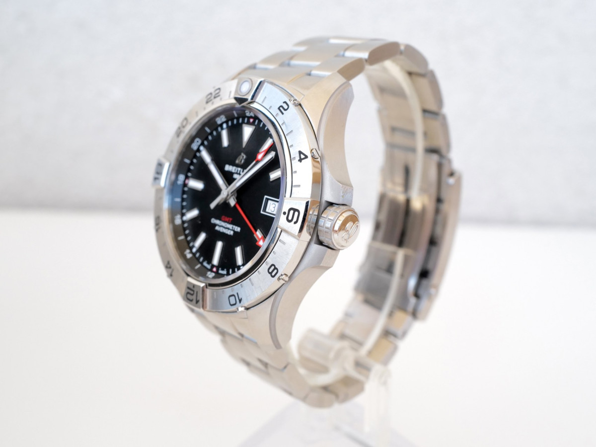 Швейцарские часы Breitling Avenger Automatic GMT 44 Black Dial